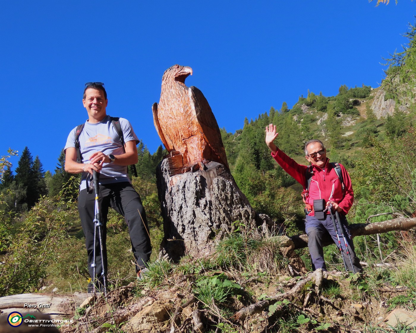 03 Sul sent. 215-217 l'Aquila scolpita in tronco d'abete radicato.JPG